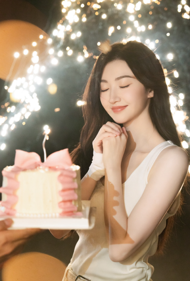 景甜庆祝37岁生日 逆光造型呈现朦胧美感